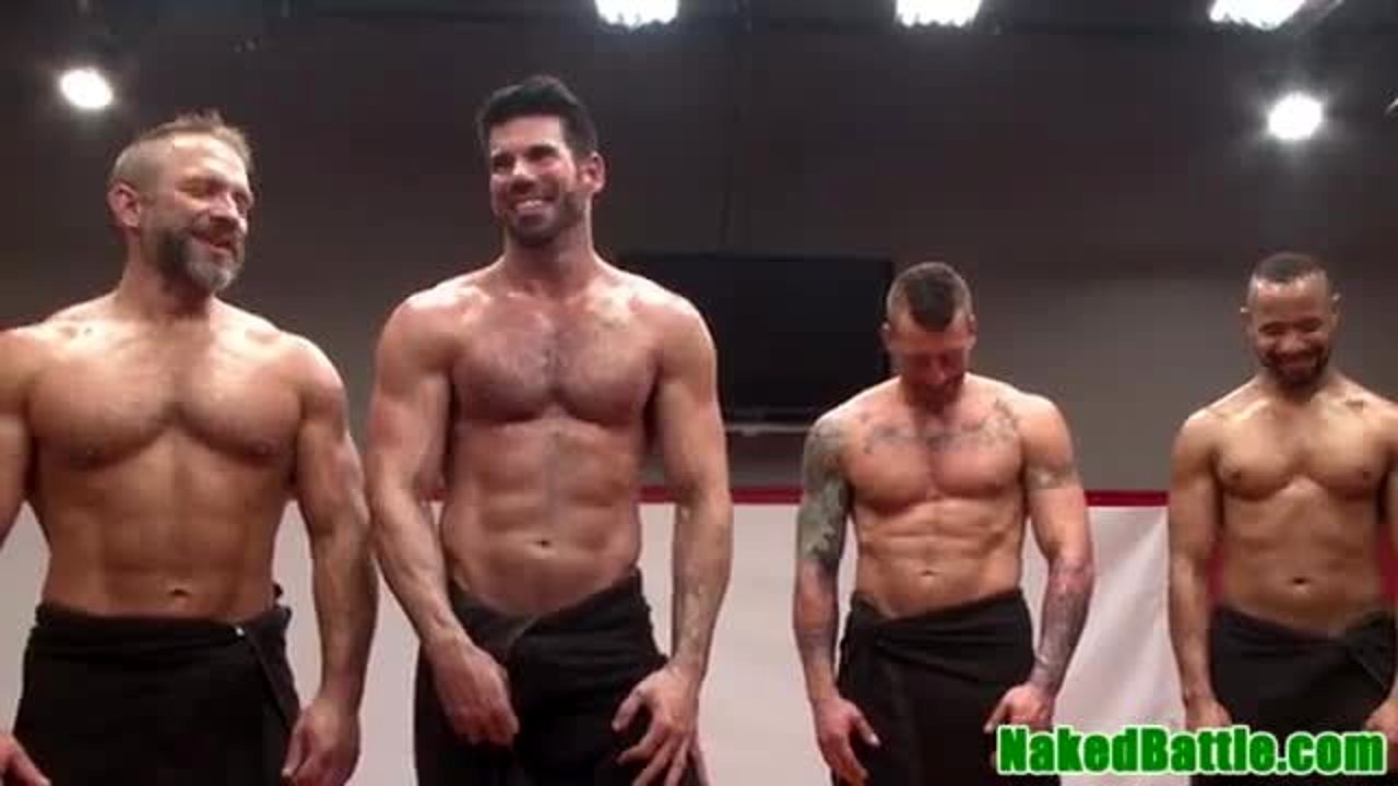 Uomini di colore dominano i muscolosi in un video di dominazione brutale foto